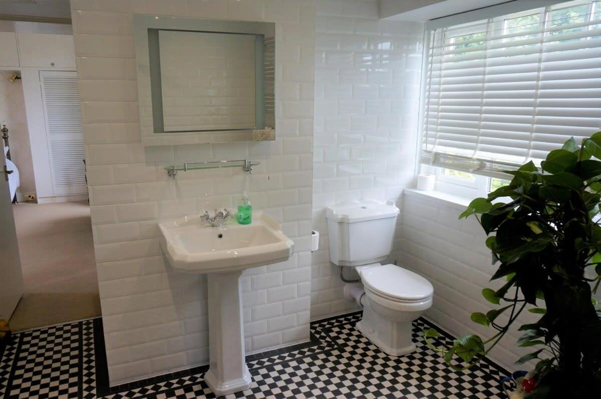Spacious Town House With Swimming Pool Plymouth Exterior photo