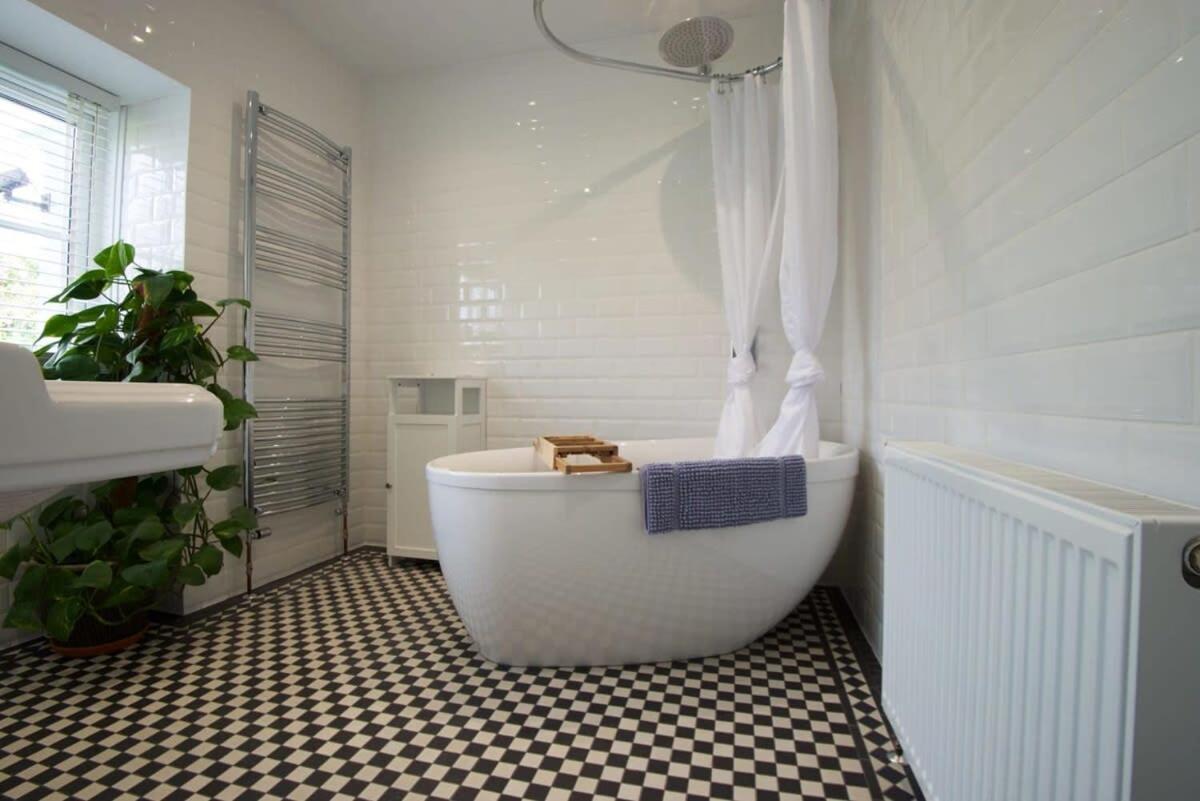 Spacious Town House With Swimming Pool Plymouth Exterior photo